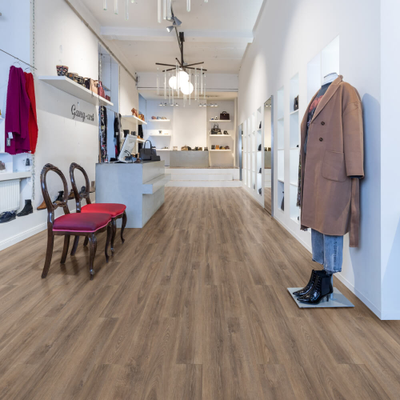 Виниловый пол Wineo 600 Wood CozyPlace DB186W6 в интерьере бутика