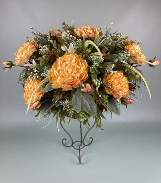 Декор для интерьера Пионовидные розы в вазе из ротанга