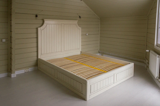 Кровать деревянная с высоким изголовьем.