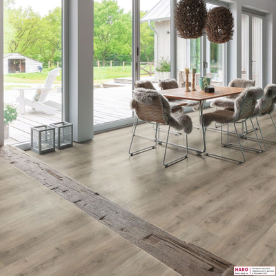 Декор ламината Haro Tritty 100 Gran Via Дуб Эмилия Вельвет Серый 538770 в интерьере комнаты