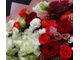 Яркий букет: кустовые розы, белые розы, красные розы, гвоздика. Авторский букет
