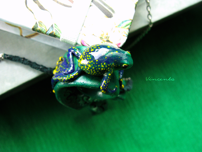 Тропическая лягушка. Необычный кулон - подвеска в виде лягушки (кулон-лягушка) из полимерной глины