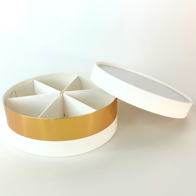 Коробка круглая для ассорти сладостей с лож. (белая/золото), 120*45мм