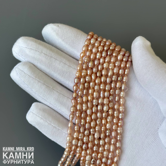 Жемчуг речной персиковый мелкий рис фри-форм 4-4,7х3-3,5 мм с щербинками, цена за нить 17 см