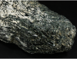 Актинолит в белом тальке, необработанный, дикий образец, Россия, Северный Кавказ, КЧР (154*61*50 мм, 743 г) №37778