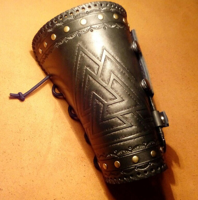 Наруч с ножом Валькнут.