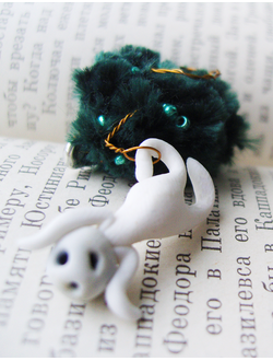 "Волшебный Кодама" - миниатюрная брошь в стиле Миядзаки