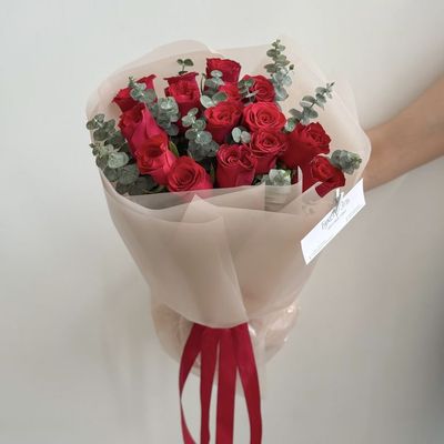 Букет из 15 роз с эвкалиптом