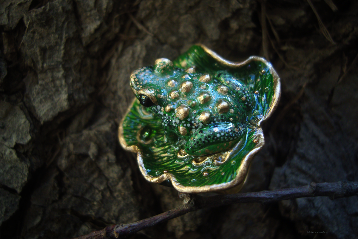 Зелёное кольцо с кувшинкой и лягушкой в стиле фэнтезийного арт-нуво