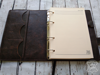 Кожаный ежедневник с объемными инициалами на обложке