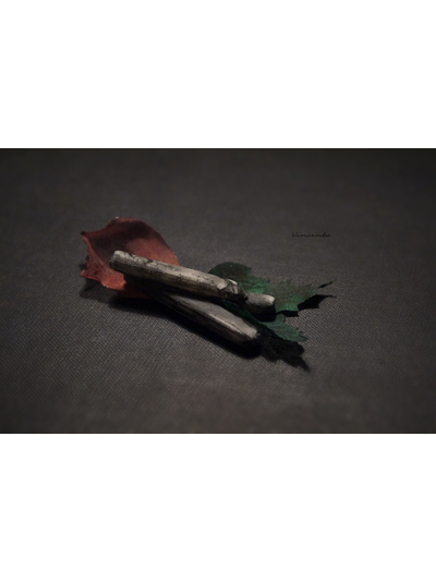 Готическая брошь с лепестками розы "Воспоминание о былых временах"