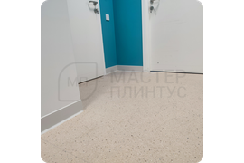 Модный акцент: установка 100-миллиметрового бело-серого плинтуса Dollken S100 - стильное решение для создания современного интерьера с трендовым цветовым решением.