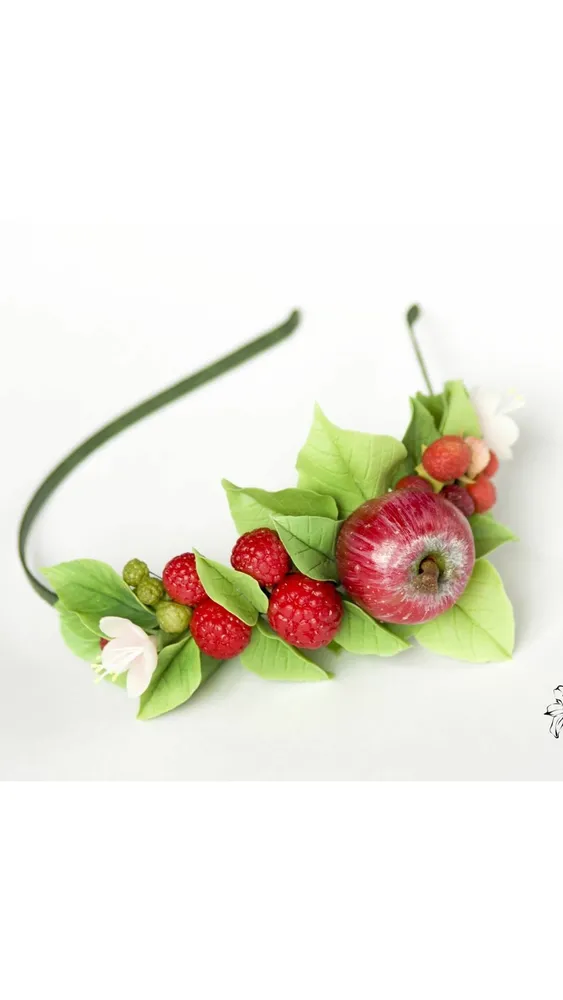 Работа Юлии Артамоновой. Использованы молды малины и земляники.