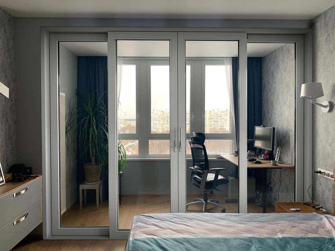 Балконная дверь в квартире. Французские окна в квартире. Французские окната квартире.
