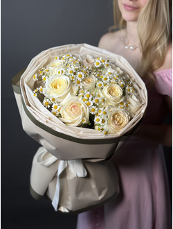 Букет из 9 пионовидных роз и ромашек