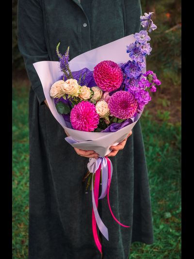 Букеты с георгинами и дельфиниумом