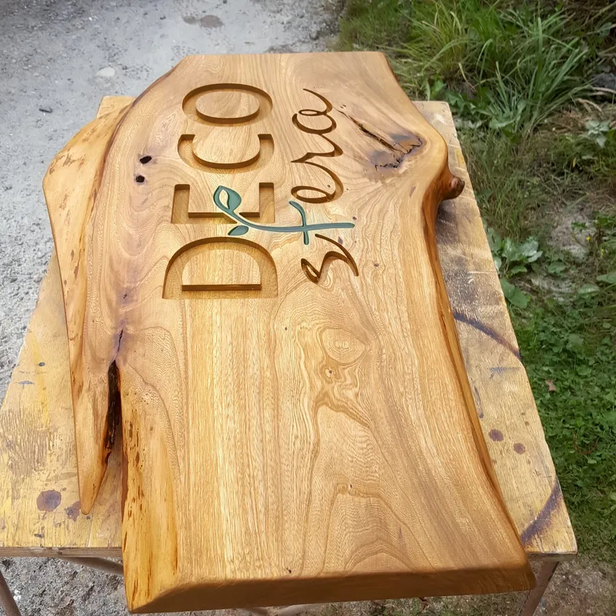 Вывеска для магазина из дерева. spilcenter.com