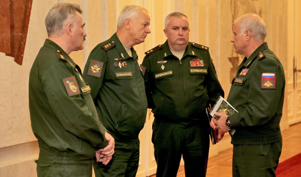 Офицер вс рф. Владимир манченко генерал. Генерал зарицкий. Офицер в отставке. Офицер российской армии.