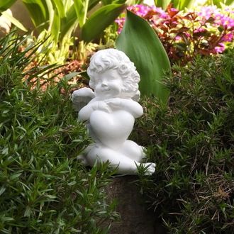 Садовая скульптура Ангел с сердцем