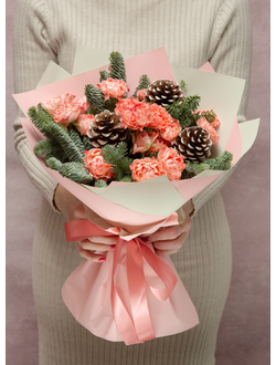 Букет новогодний с розами и шишками