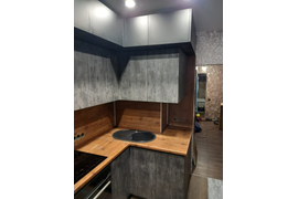 Кухня бетон и графит с антресолями