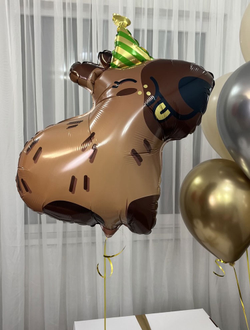 Коробка-сюрприз белая с 7 шарами внутри + капибара рядом