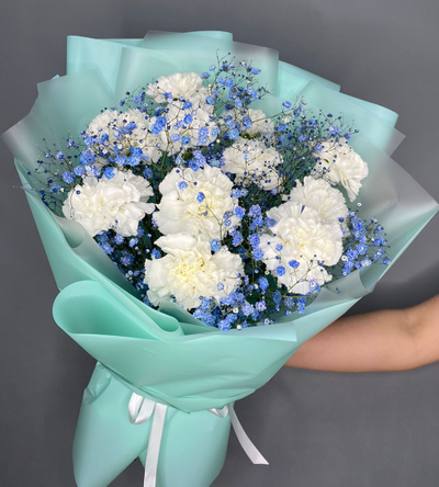 Букет из гвоздик с гипсофилой