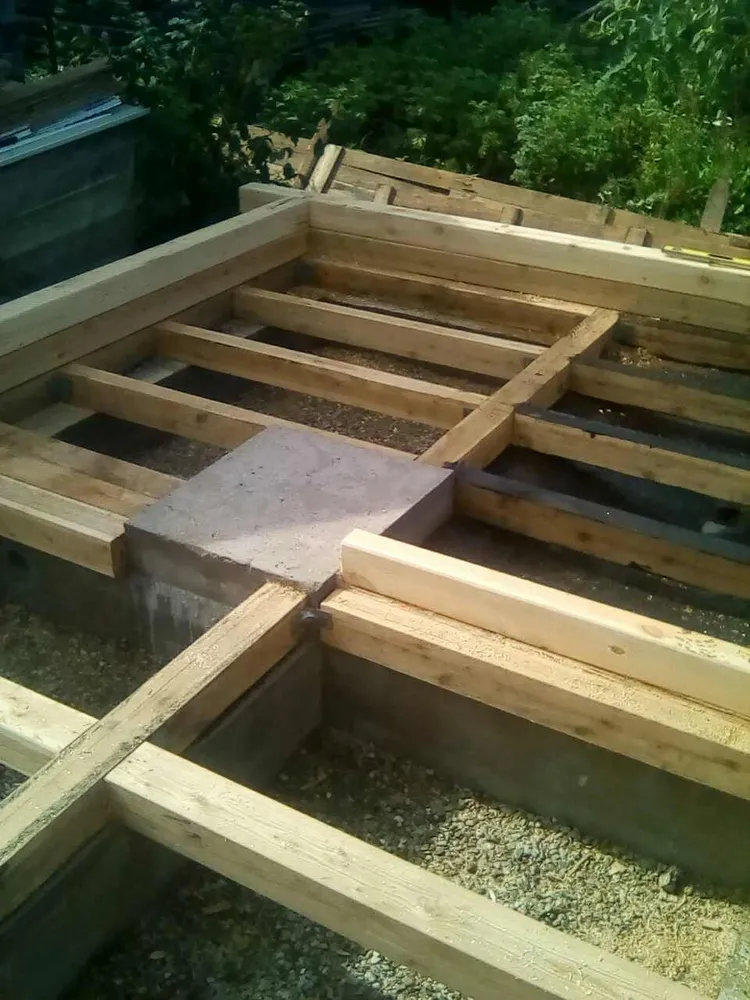 Залит ленточный фундамент, нижняя обвязка и половые лаги из лиственницы, сам сруб из сосны, залит фундамент под печь