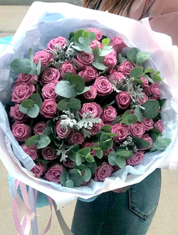 51 роза с эвкалиптом