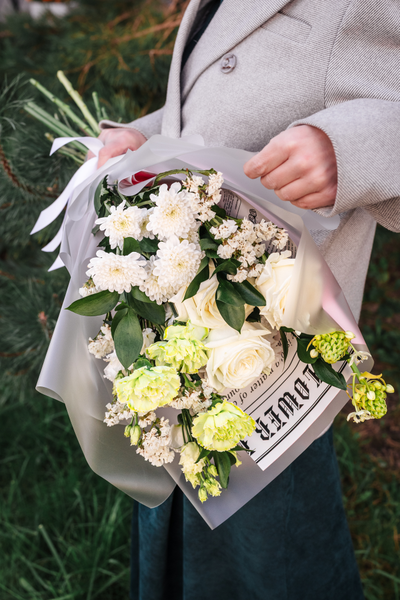 Белый с зелеными гвоздиками