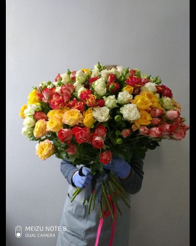 Букет из 25 кустовых роз