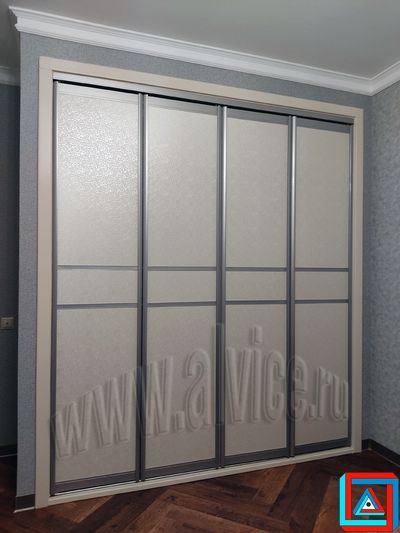 Дверь-книжка  из 4-х створок в AL профиле для шкафа и гардеробной