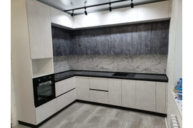 Кухня черно белая с антресолями