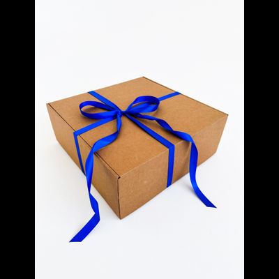 Большая подарочная коробка GILEV 37x37x14 см с синей лентой и наполнителем крафт