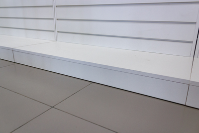 (ЭИАС0900) Стенд со слотпанелью угловой, с подиумом (левый/правый)