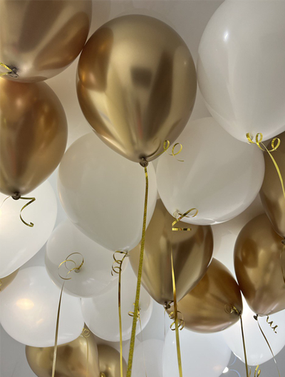 Шары золотой и белый 20 штук под потолок
