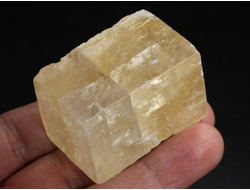 Кальцит оптический золотистый (исландский шпат), скол по спайности, Бразилия (45*25*25 мм, 72 г) №38298