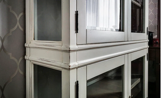 Витрина высокая, с закрытыми стеклянными дверьми.