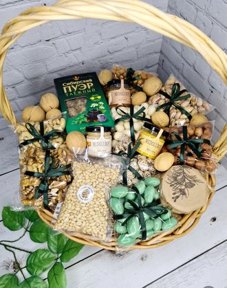 Подарочная корзина с орехами и сухофруктами