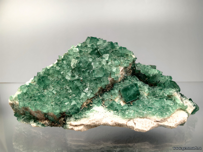 Флюорит, друза кристаллов на породе. Китай. 205*100*80мм.