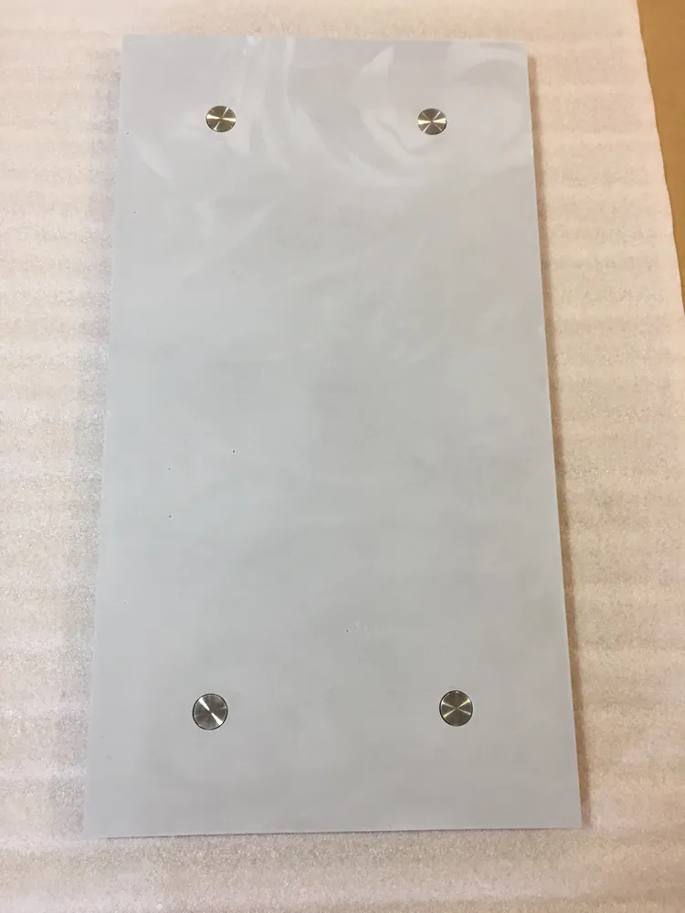 Внешний вид готовой панели с декоративными колпачками/заглушками для саморезов.