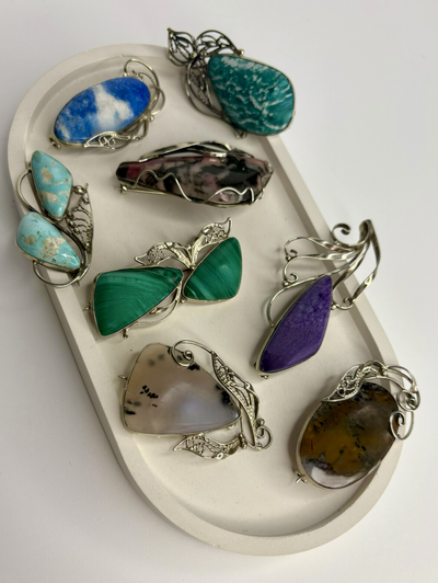 Броши с натуральными камнями в ассортименте