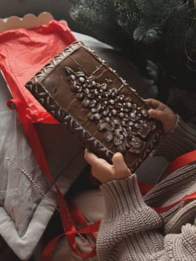 Большой новогодний пряник с черёмухой.