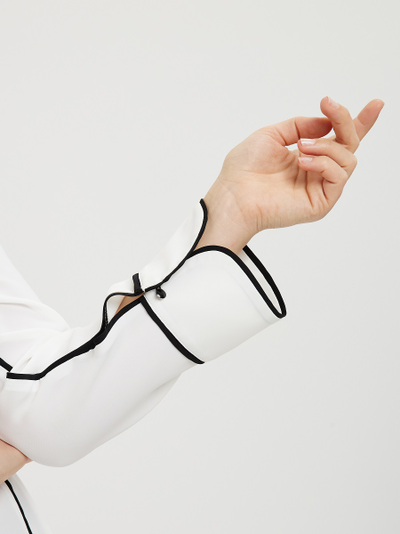 Блуза с V-образным вырезом и с черным кантом