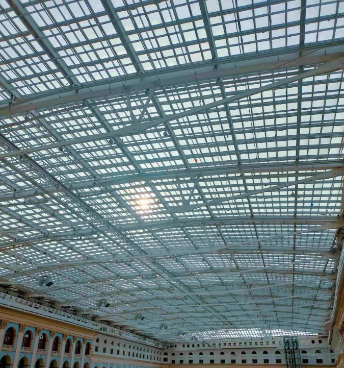 выставочный зал со стеклянной крышей