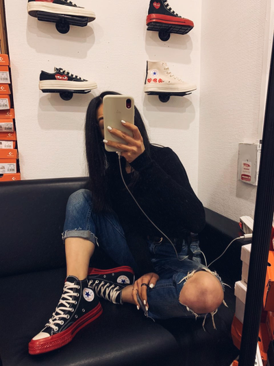 С чем носить Кеды Converse Comme des Garcons PLAY с красной подошвой фото