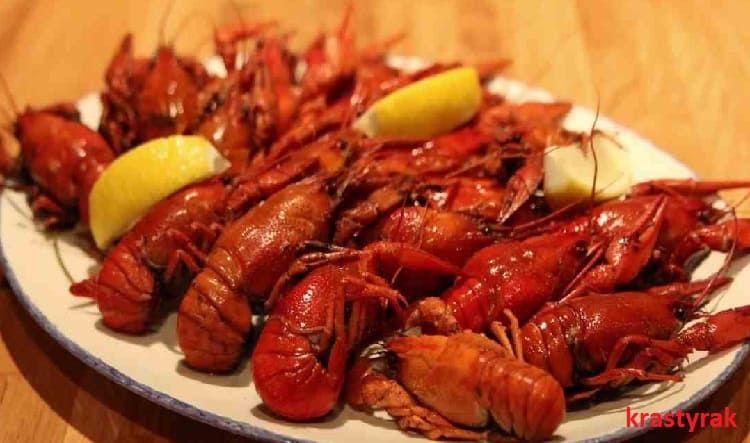 Вареные раки на тарелке с лимончиком
