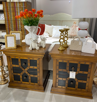 Тумба прикроватная с клепками.