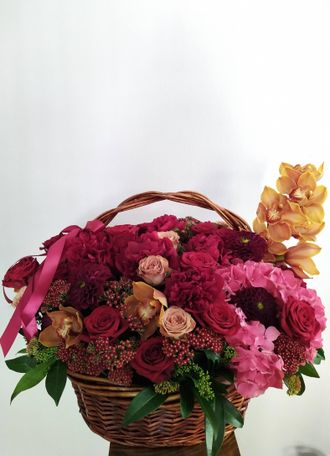 Огромная корзина: гортензия, роза капучино, красные розы, карамельная орхидея. Большие корзины