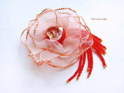 Брошь-цветок из органзы "Сердце в подарок"